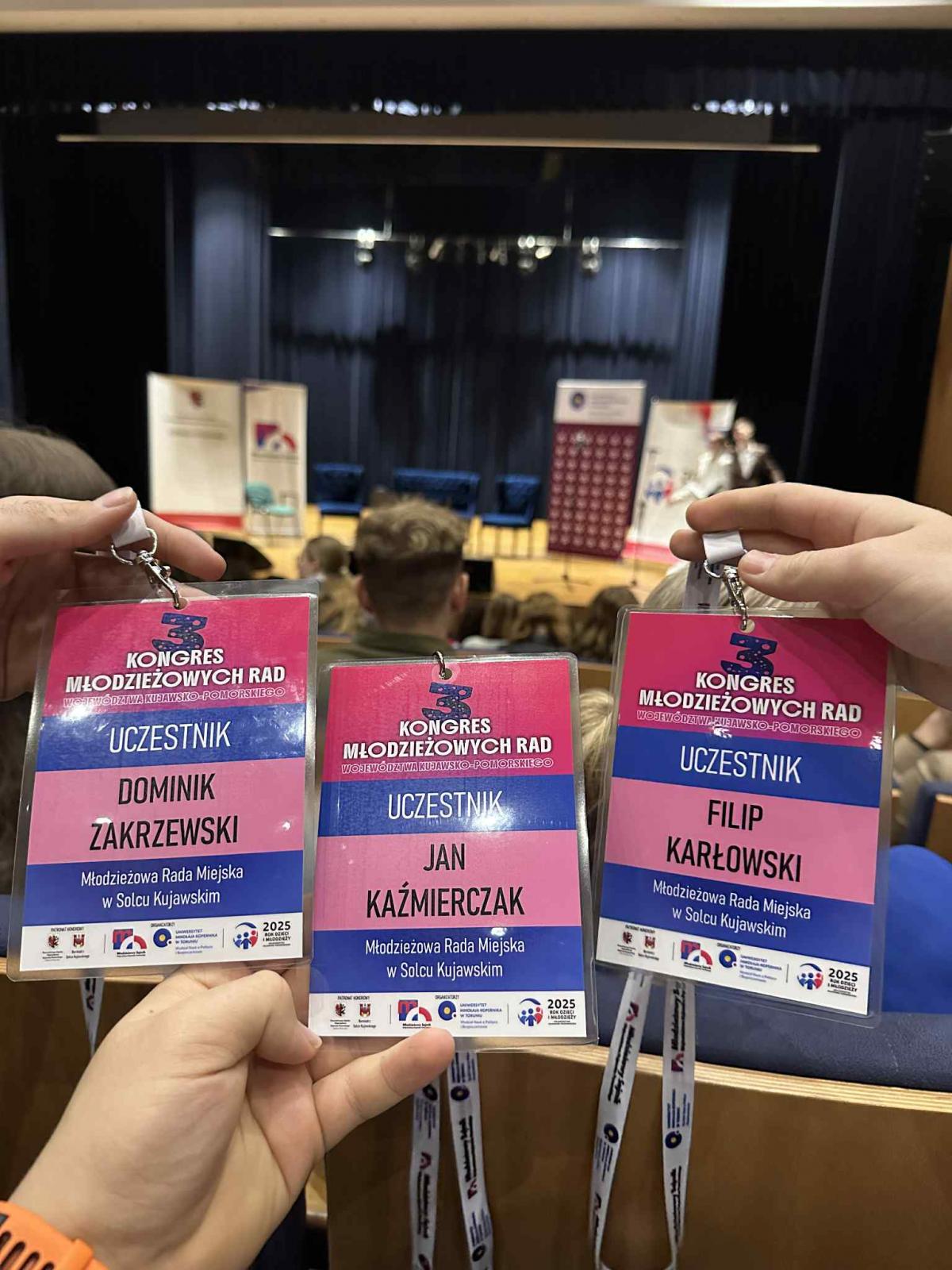 Trzy identyfikatory uczestników kongresu