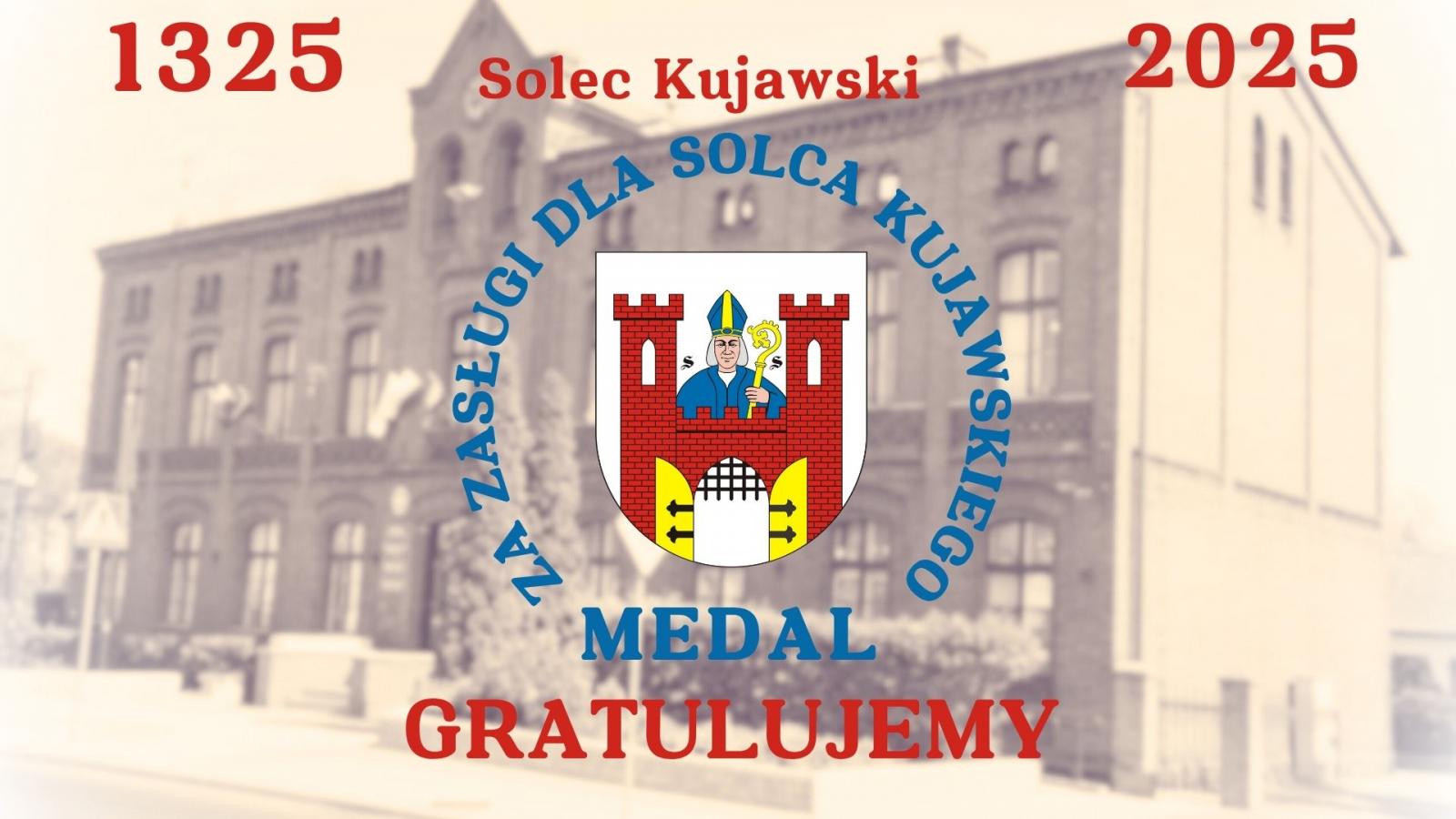 Plansza - Napis "Medale za załugi dla Solca Kujawskiego" na tle budynku ratusza. Jest też herb Solca Kujawskiego i dwie daty 1325 - 2025