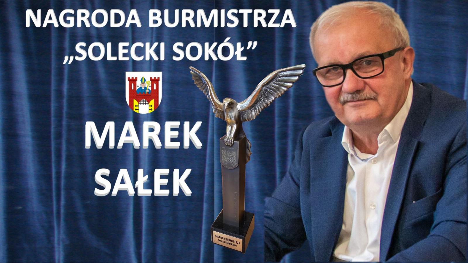 Plansza z napisem Nagroda burmistrza "Solecki Sokół" i nazwisko laureata: Marek Sałek. Są też herb i statuetka przedstawiająca sokoła na postumencie.