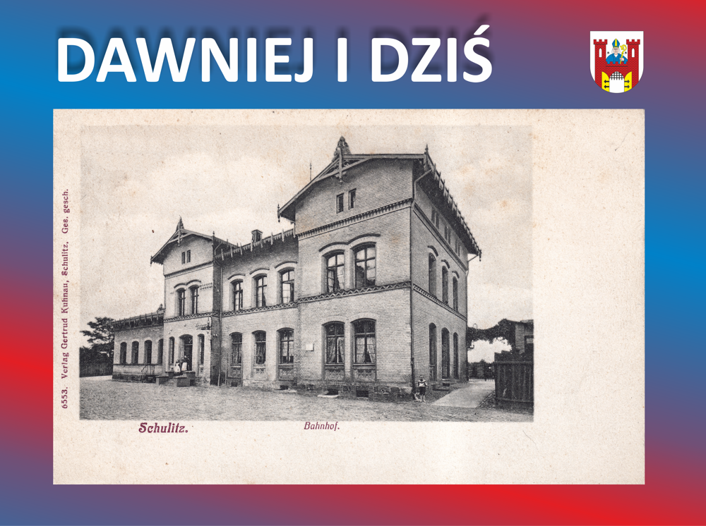 Budynek dawnego dworca na planszy z herbem i napisem "Dawniej i dziś"