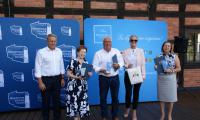 Laureaci trzech pierwszych miejsc chwilę po odbiorze statuetek i dyplomów.