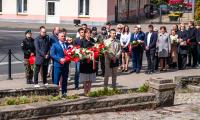 Delegacja z kwiatami przed pomnikiem