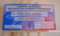 Czek z tworzywa na drewnianej sztaludze.