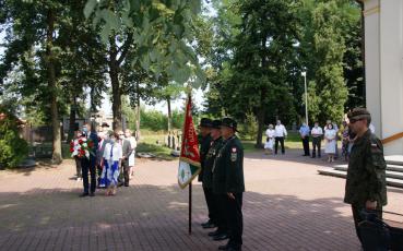 Delegacje składją wiązanki pod Pomnikiem Niepodległości.
