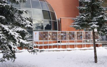 Wystawa przed budynkiem Soleckiego Centrum Kultury. Zimowy krajobraz.