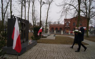 Delegacja skład wiązankę pod pomnikiem Armii Krajowej.