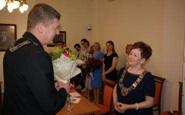Burmistrz Teresa Substyk przyjmuje gratulacje i kwiaty od przewodniczącego rady miejskiej Bartłomieja Czakiego.