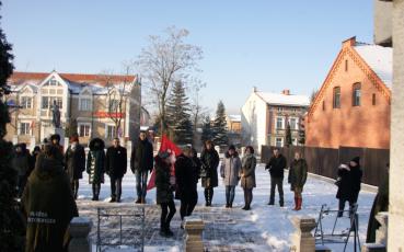 Delegacje przed pomnikiem powstańców wielkopolskich.