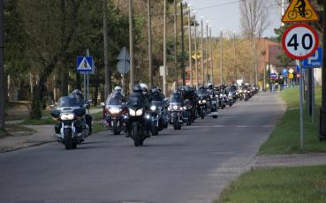 Kawalkada motocyklistów w czasie przejazdu ul. Garbary.