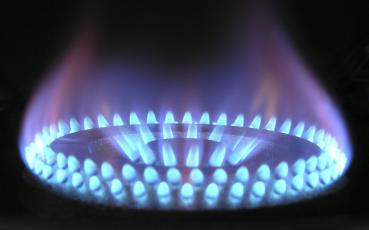 Gaz pali się na palniku kuchenki gazowej.