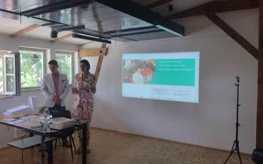 Przedstawiciele Solca Kujawskiego podczas prezentacji. W tle ekran ze slajdem.