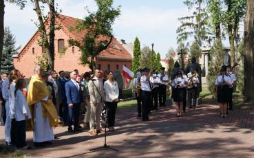 Uczestnicy uroczystości w towarzystwie orkiestry OSP.