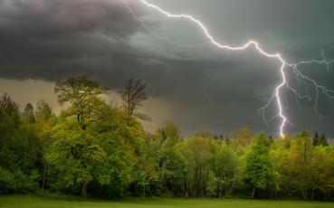 Błyskawica na burzowym niebie