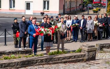 Delegacja z kwiatami przed pomnikiem