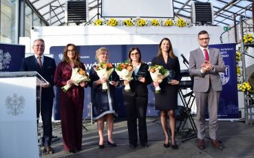 Laureatki Kryształowych Serc w towarzystwie wojewody i wicewojewody stoją na scenie