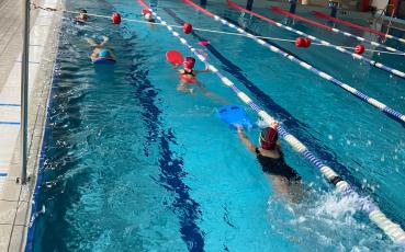 „Skok na głęboką wodę” – zajęcia pływackie trwają!