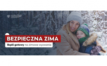 Mama tuli dziecko z tyłu ośnieżone drzewa i tekst Bezpieczna zima