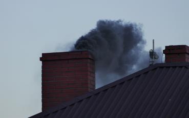 Gęsty dym z komina