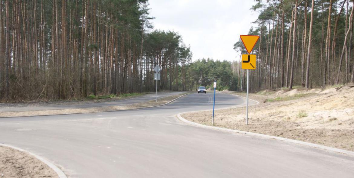 Nowa wyasfaltowana droga i ścieżka rowerowa.