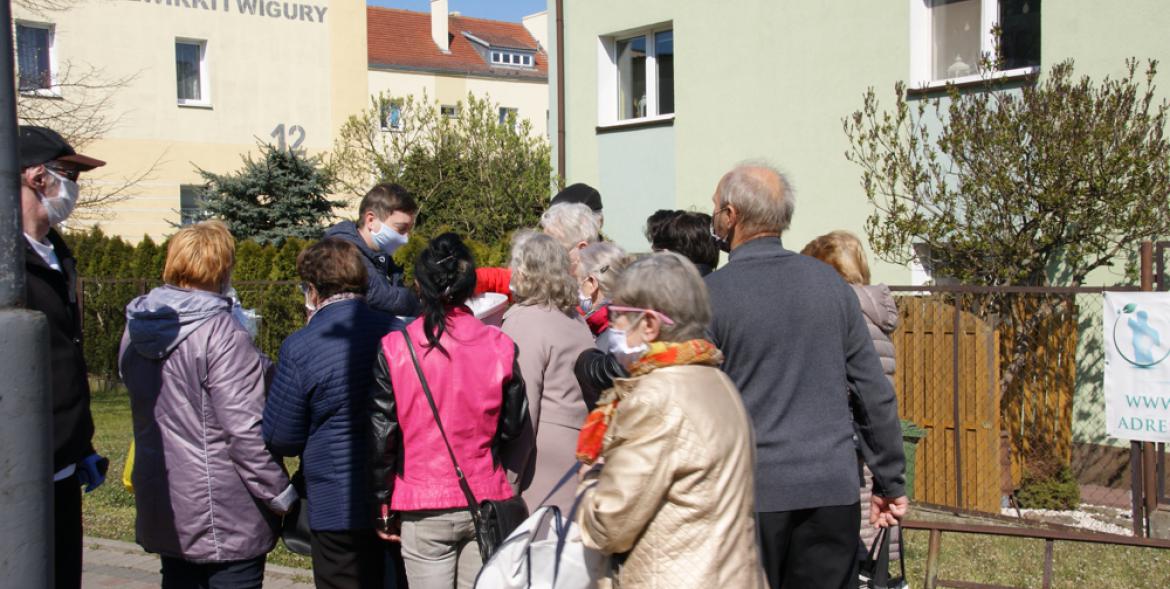 Mieszkańcy odbierają maseczki.