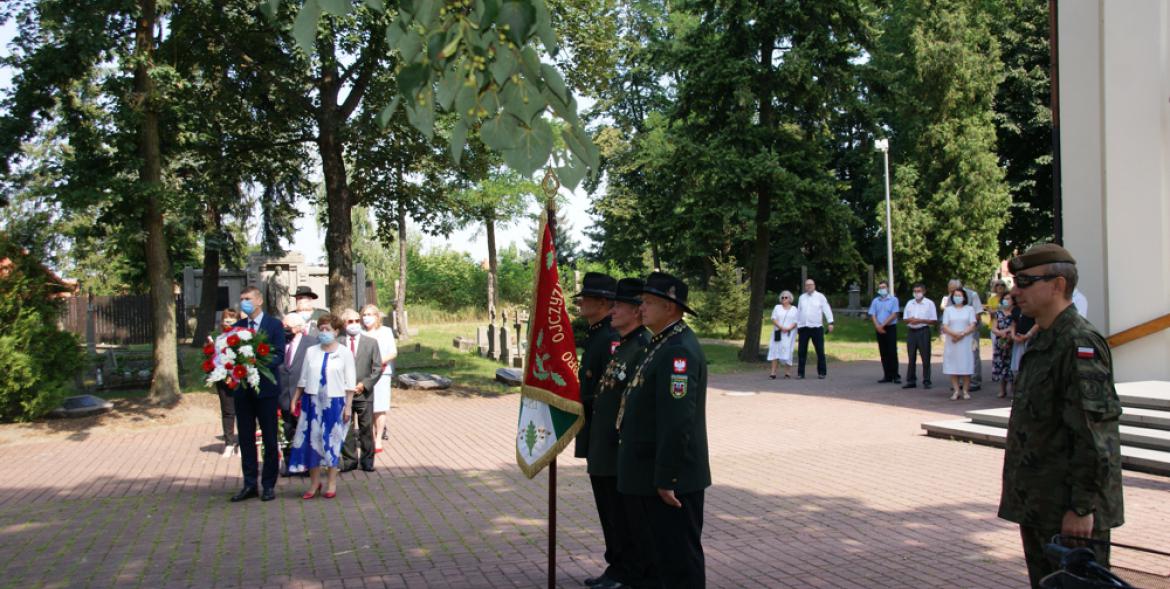Delegacje składją wiązanki pod Pomnikiem Niepodległości.