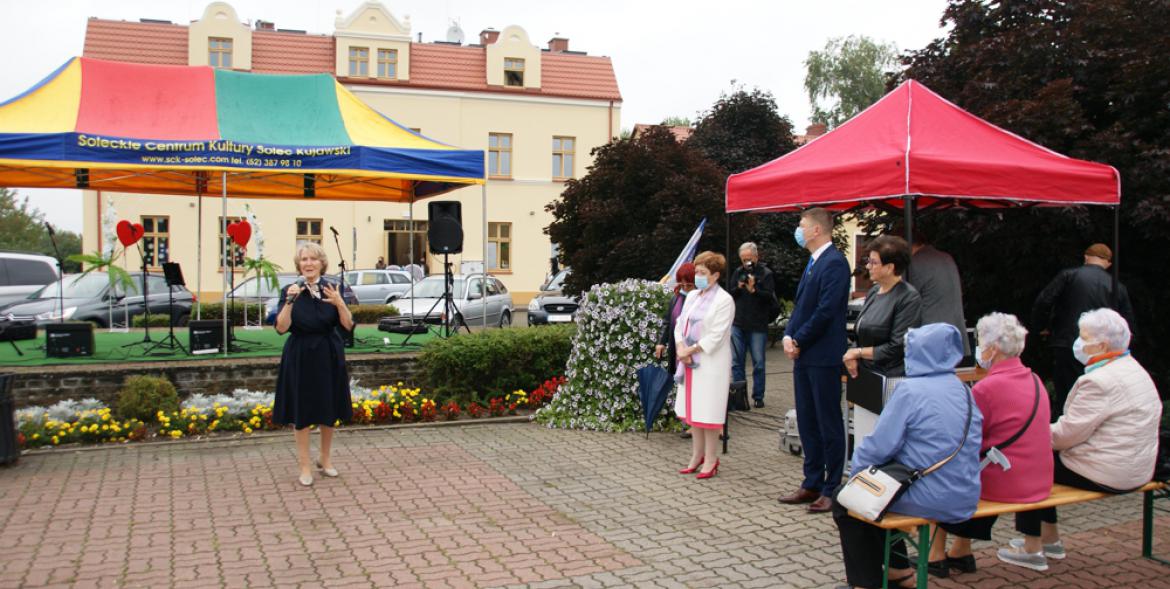 Uczestnicy uroczystości na rynku.