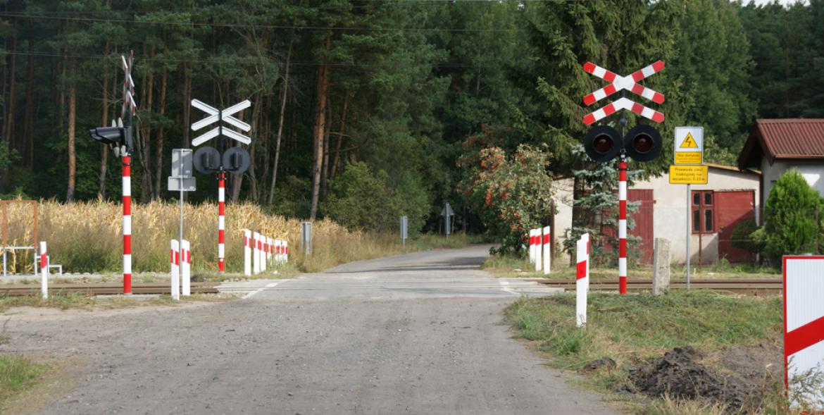 Widok na przejazd kolejowy.