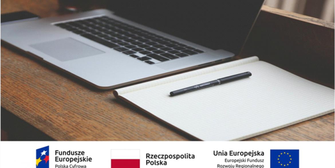 Laptop i notatnik oraz logotypy projektu.