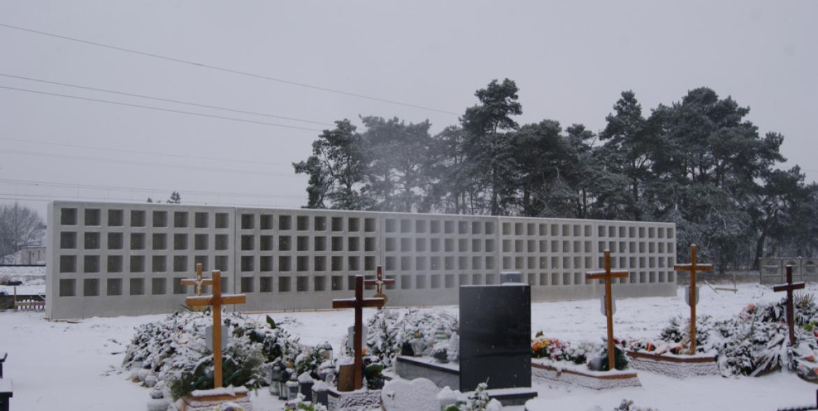 Widok cmentarza. Na pierwszym planie mogiły, na drugim - kolumbarium.