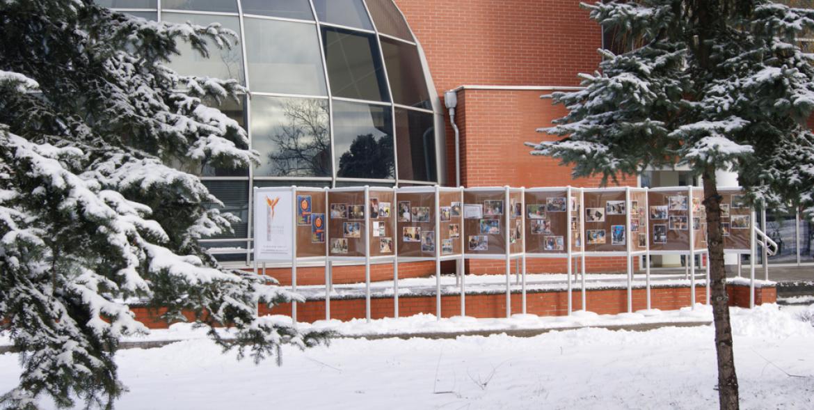 Wystawa przed budynkiem Soleckiego Centrum Kultury. Zimowy krajobraz.