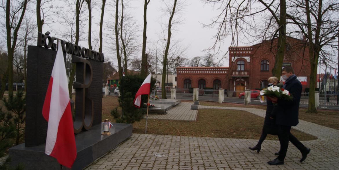 Delegacja skład wiązankę pod pomnikiem Armii Krajowej.