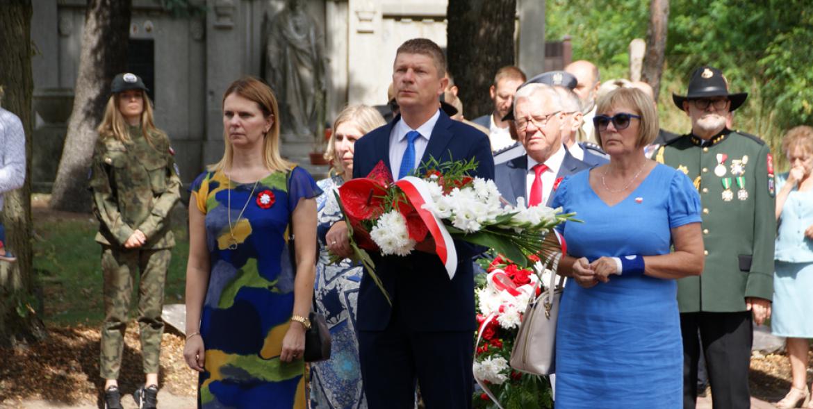 Delegacja samorządu przed złożeniem wieńca.