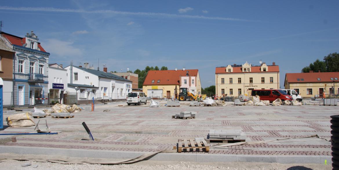 Widok na modernizowany rynek.