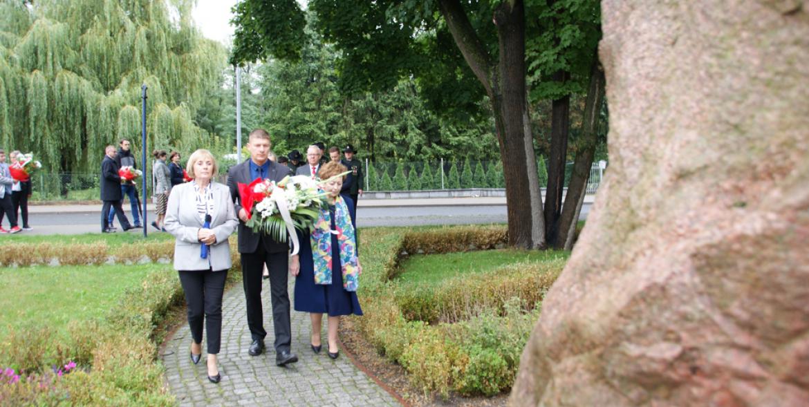 Delegacje przed złożeniem wiązanek.