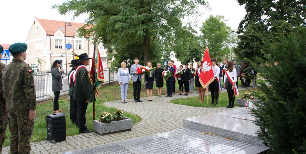 Delegacje i poczty sztandarowe pod pomnikiem.