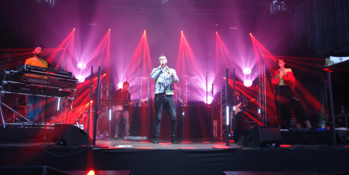 Kamil Bednarek z zespołem podczas koncertu.