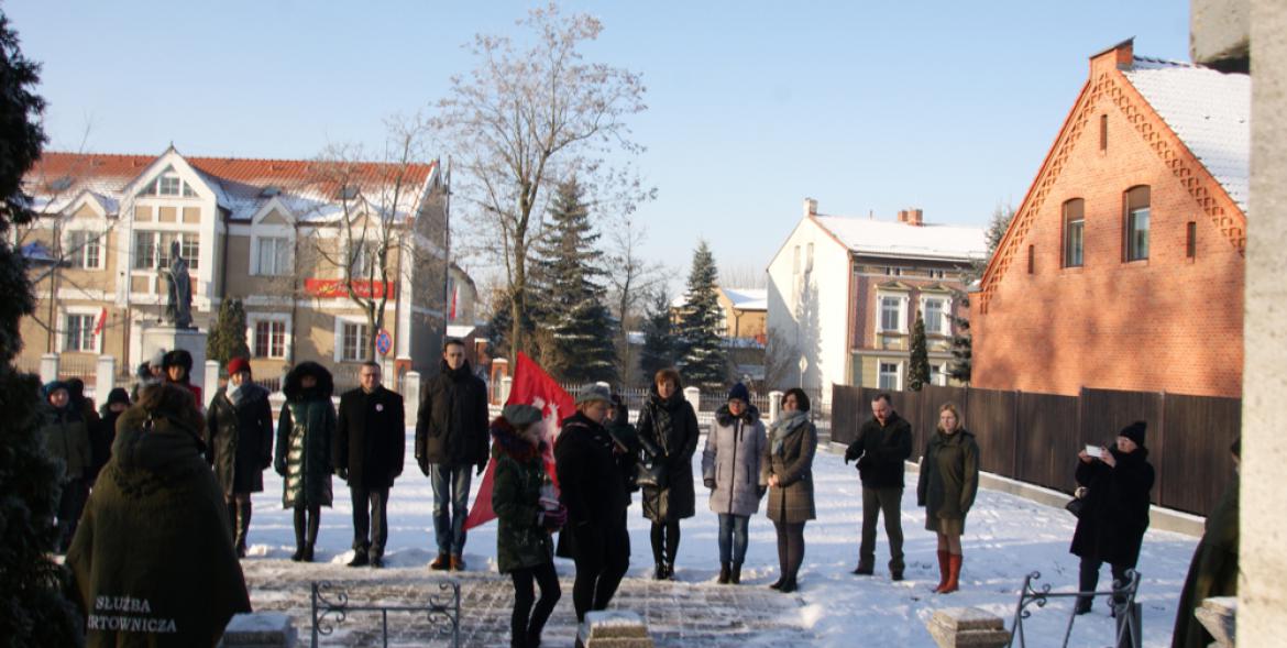 Delegacje przed pomnikiem powstańców wielkopolskich.