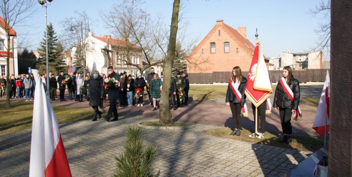 Delegacje przed złożeniem wiązanek.