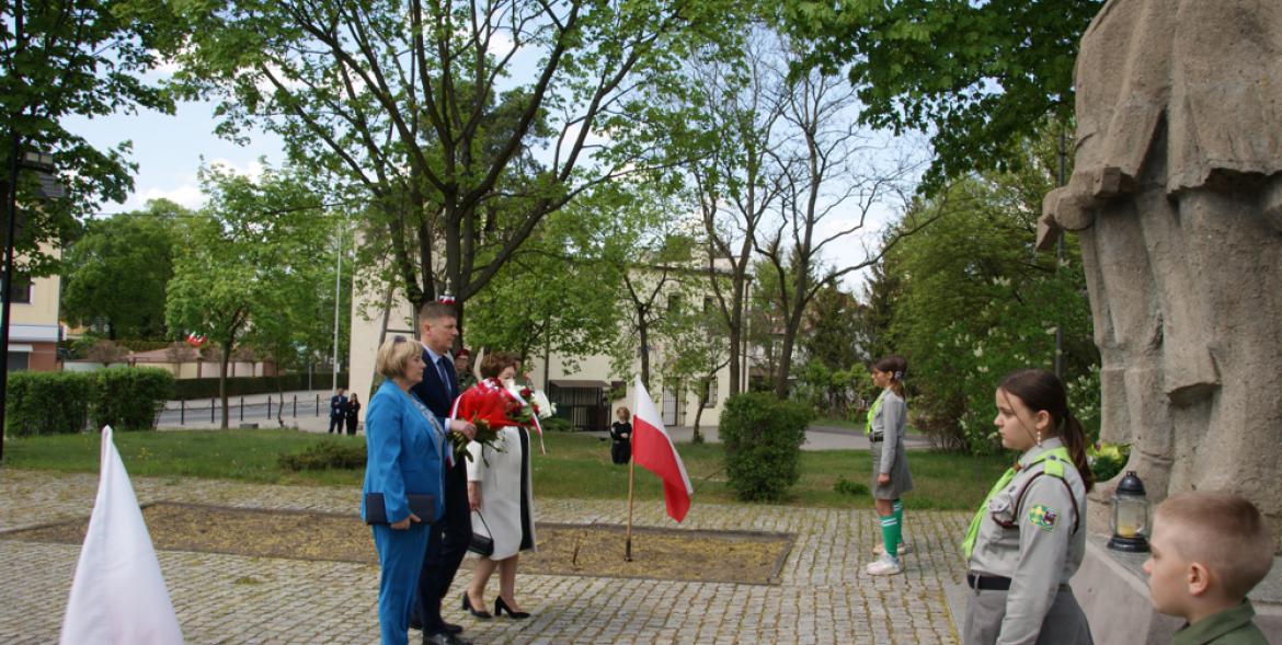 Delegacja składa wiązanką pod pomnikiem.
