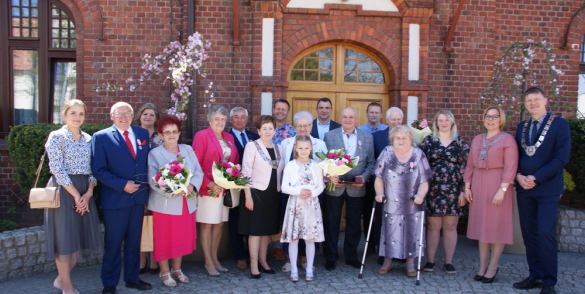 Uczestnicy uroczystości na zdjęciu przed ratuszem.