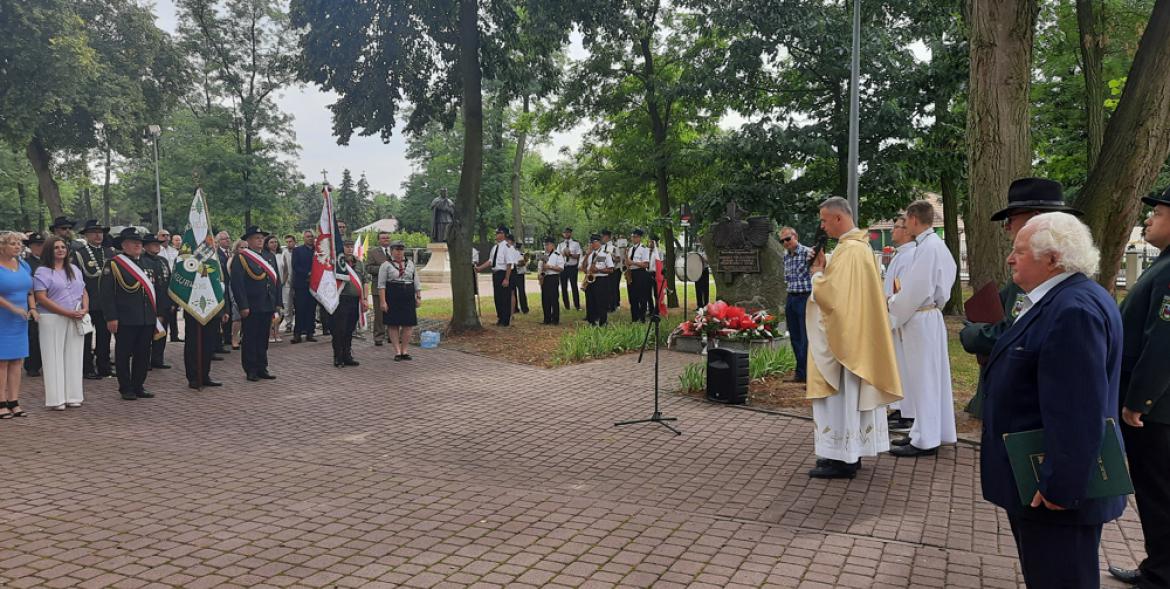 Uczestnicy uroczystości pod pomnikiem.