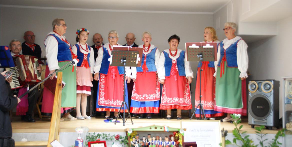 Zespół "Soleczanie" na scenie w czasie występu.