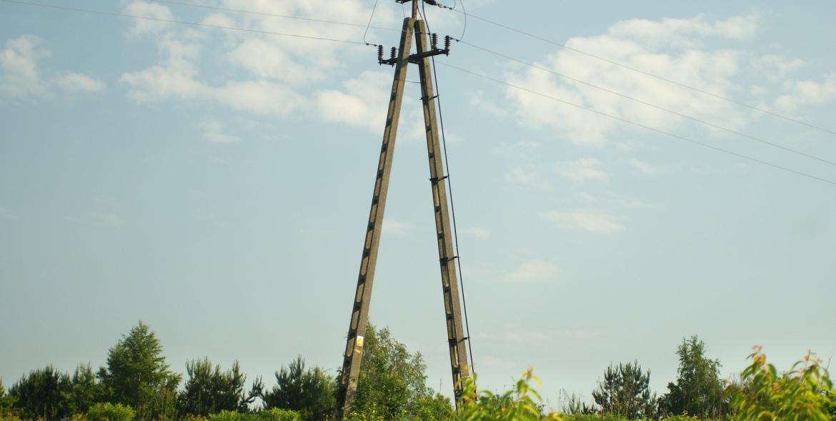 Słup z liniami elektrycznymi.