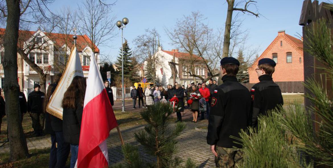 Delegacje przed pomnikiem.