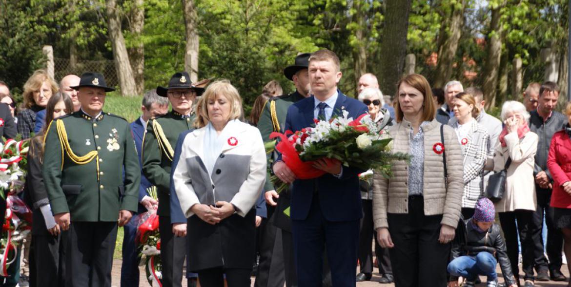 Delegacja samorządu i uczestnicy uroczystości.