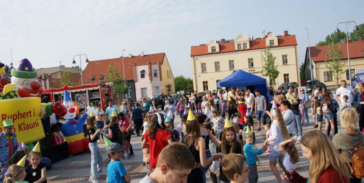 Dzieci bawiące się na soleckim rynku.