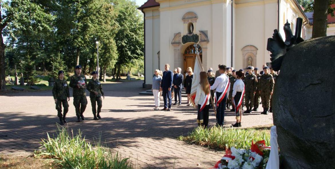 Delegacje przy pomniku.