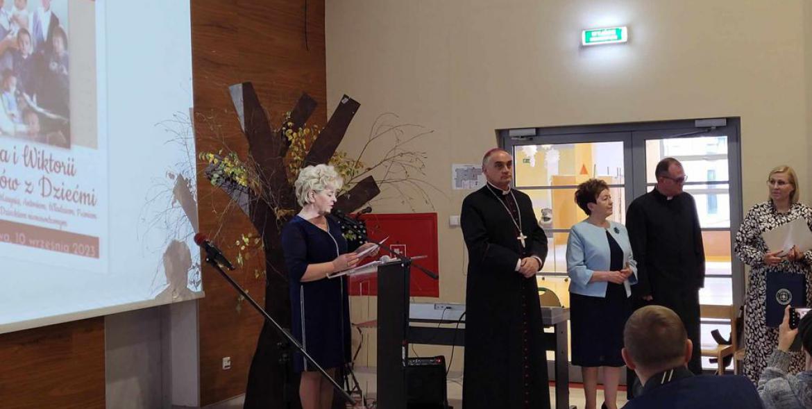Organizatorzy konferencji w towarzystwie biskupa bydgoskiego.