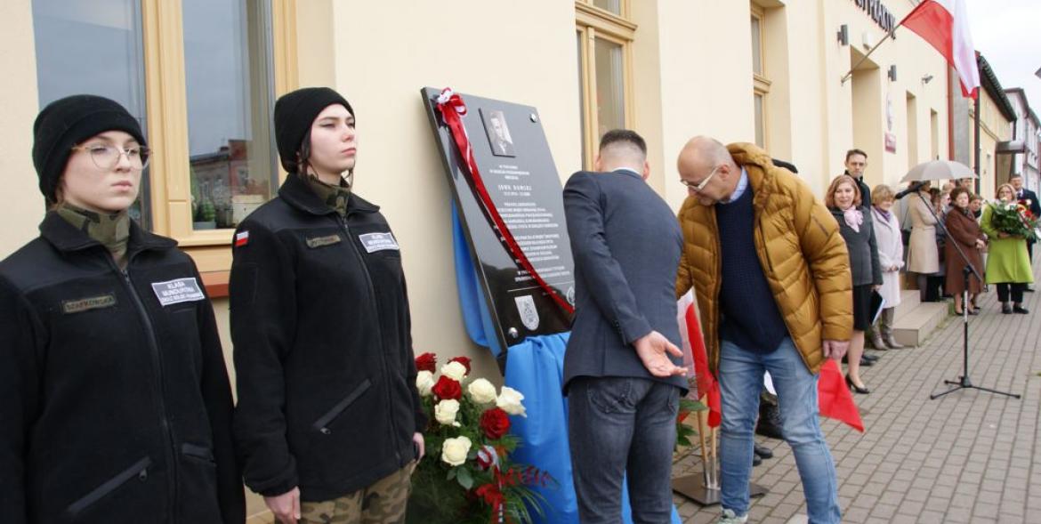 Moment odsłonięcia tablicy pamiątkowej