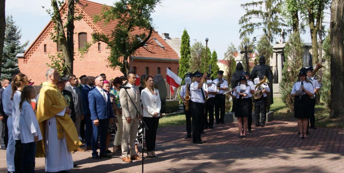 Uczestnicy uroczystości w towarzystwie orkiestry OSP.